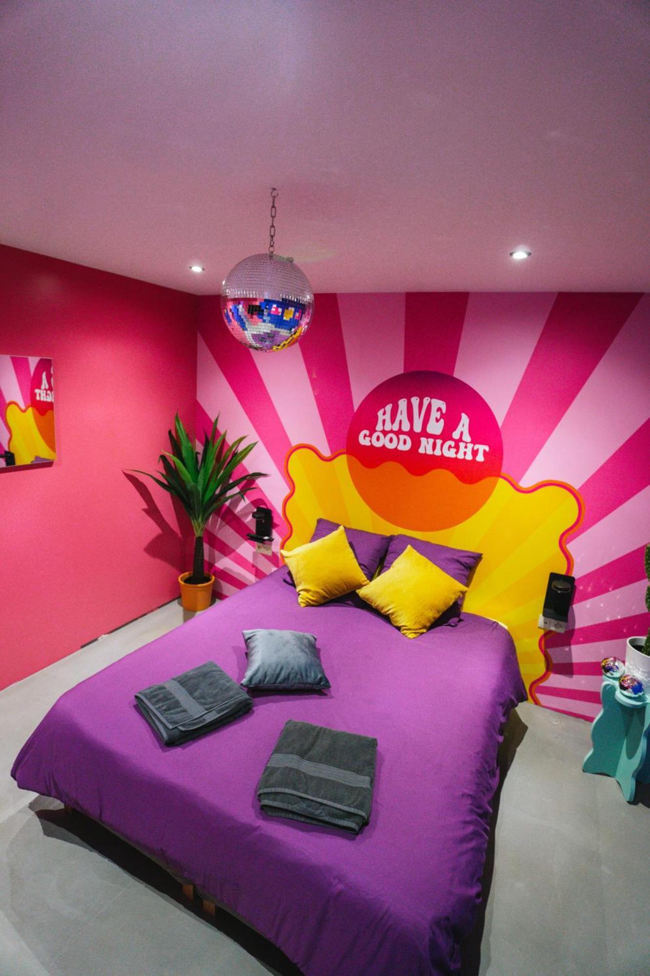 Capsule Boogie-Woogie - Jacuzzi - Sauna - Billard - Jeux - Ecran Geant - Filet Suspendu - Netflix La Louviere Exterior photo