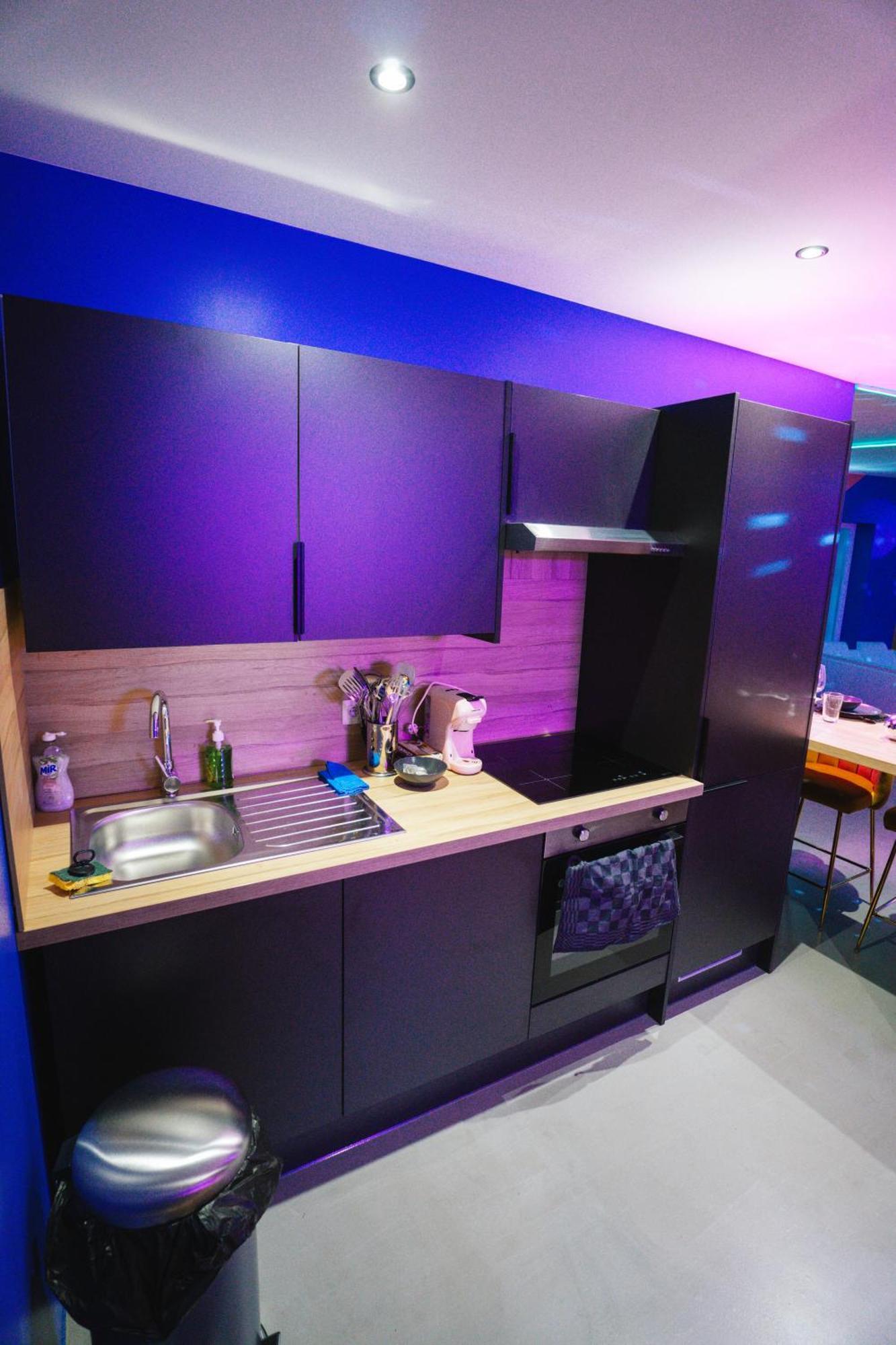 Capsule Boogie-Woogie - Jacuzzi - Sauna - Billard - Jeux - Ecran Geant - Filet Suspendu - Netflix La Louviere Exterior photo