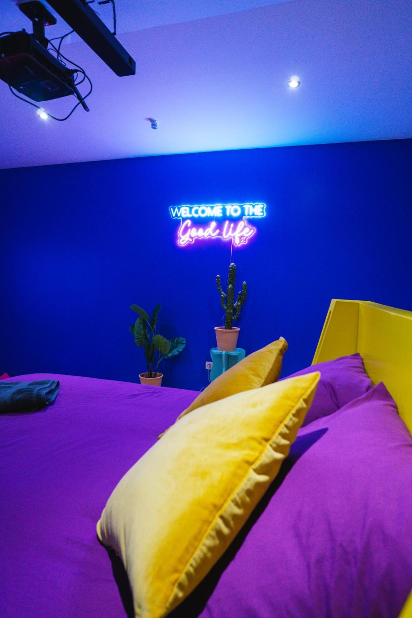 Capsule Boogie-Woogie - Jacuzzi - Sauna - Billard - Jeux - Ecran Geant - Filet Suspendu - Netflix La Louviere Exterior photo