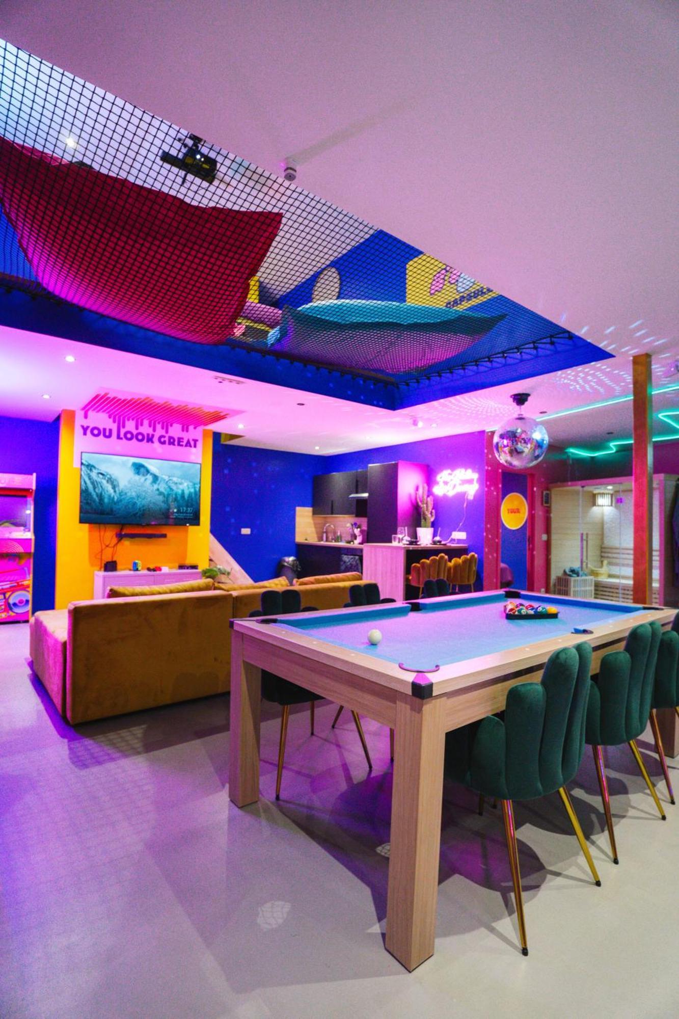 Capsule Boogie-Woogie - Jacuzzi - Sauna - Billard - Jeux - Ecran Geant - Filet Suspendu - Netflix La Louviere Exterior photo