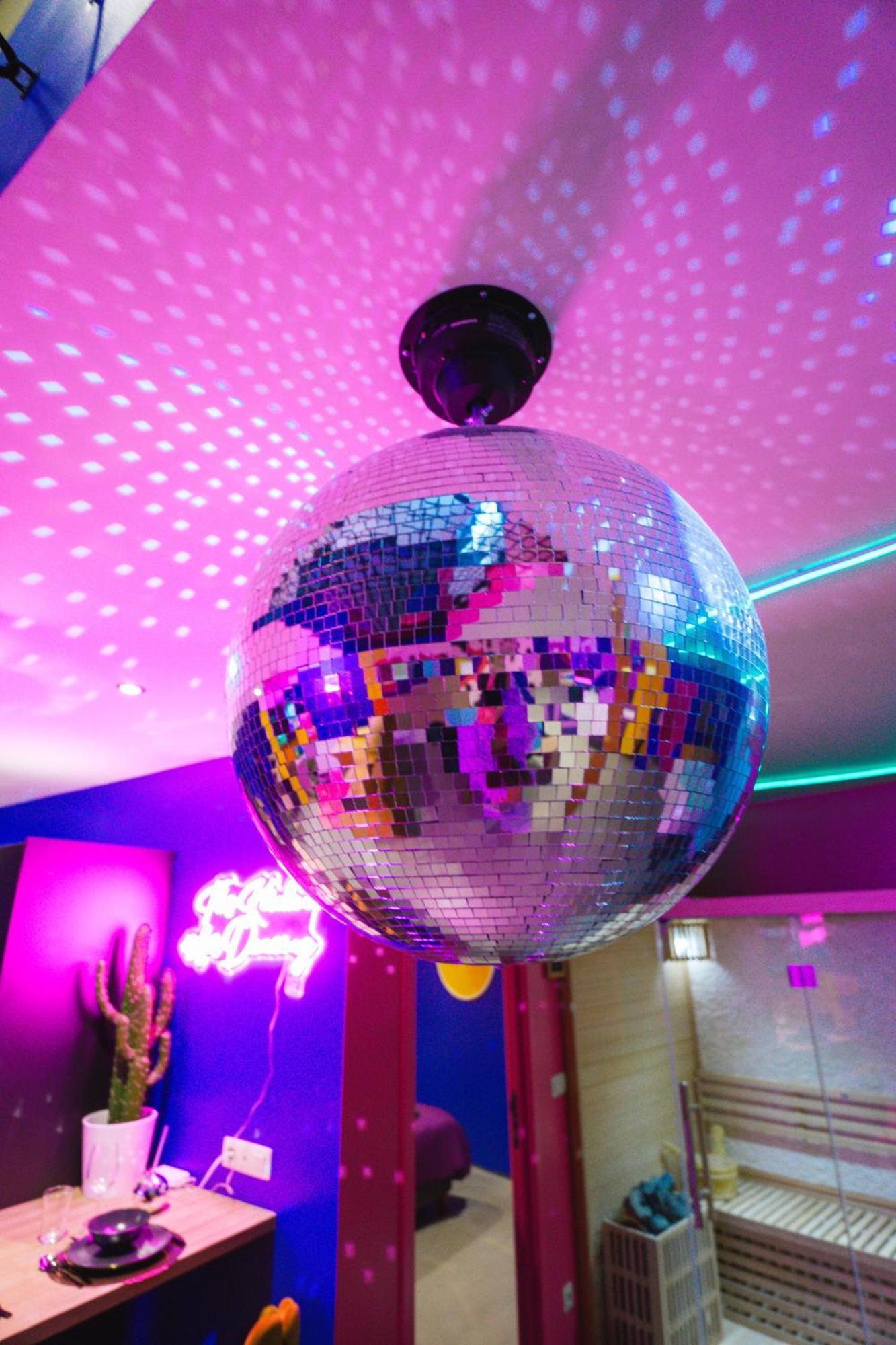 Capsule Boogie-Woogie - Jacuzzi - Sauna - Billard - Jeux - Ecran Geant - Filet Suspendu - Netflix La Louviere Exterior photo