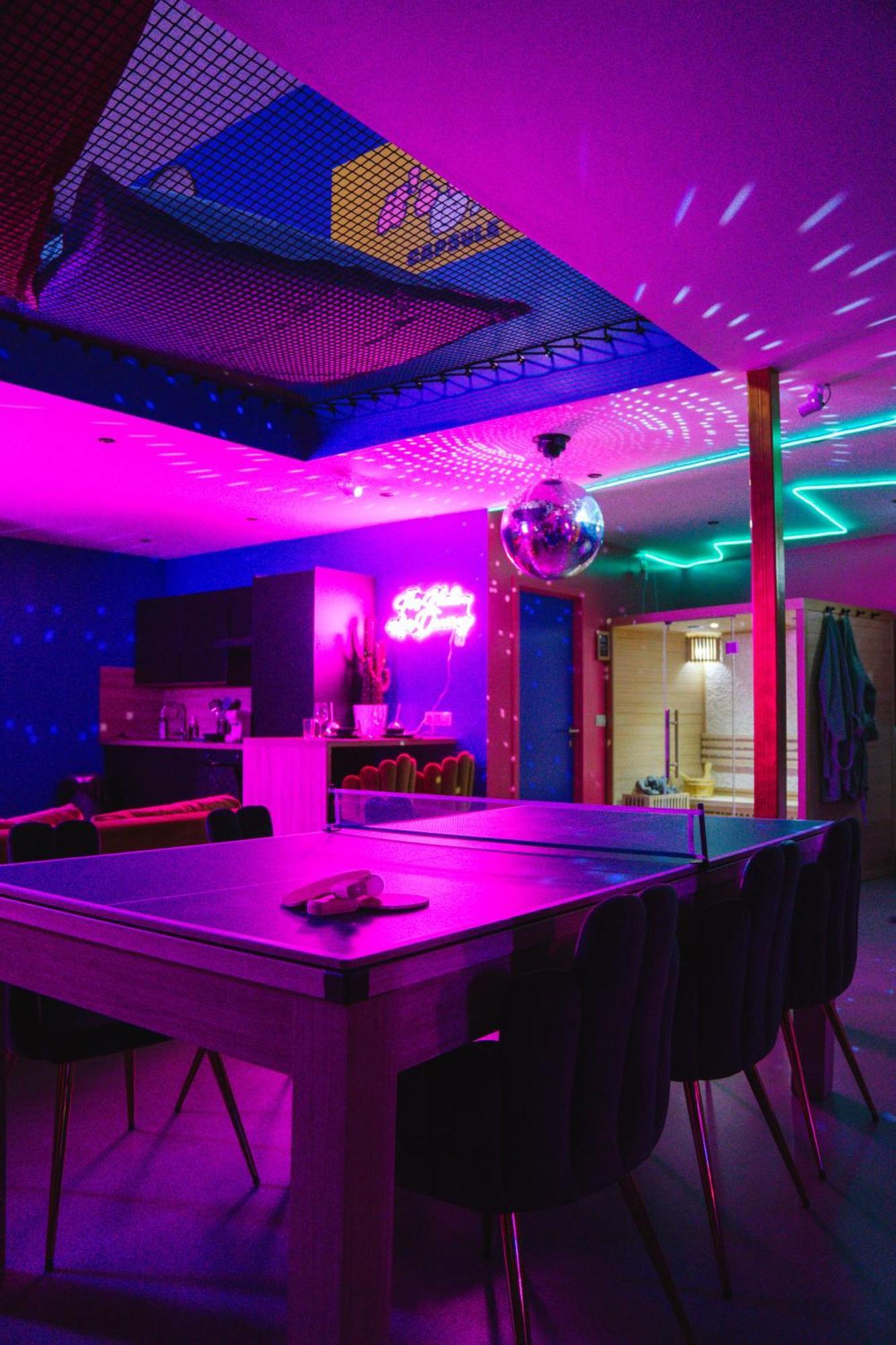 Capsule Boogie-Woogie - Jacuzzi - Sauna - Billard - Jeux - Ecran Geant - Filet Suspendu - Netflix La Louviere Exterior photo