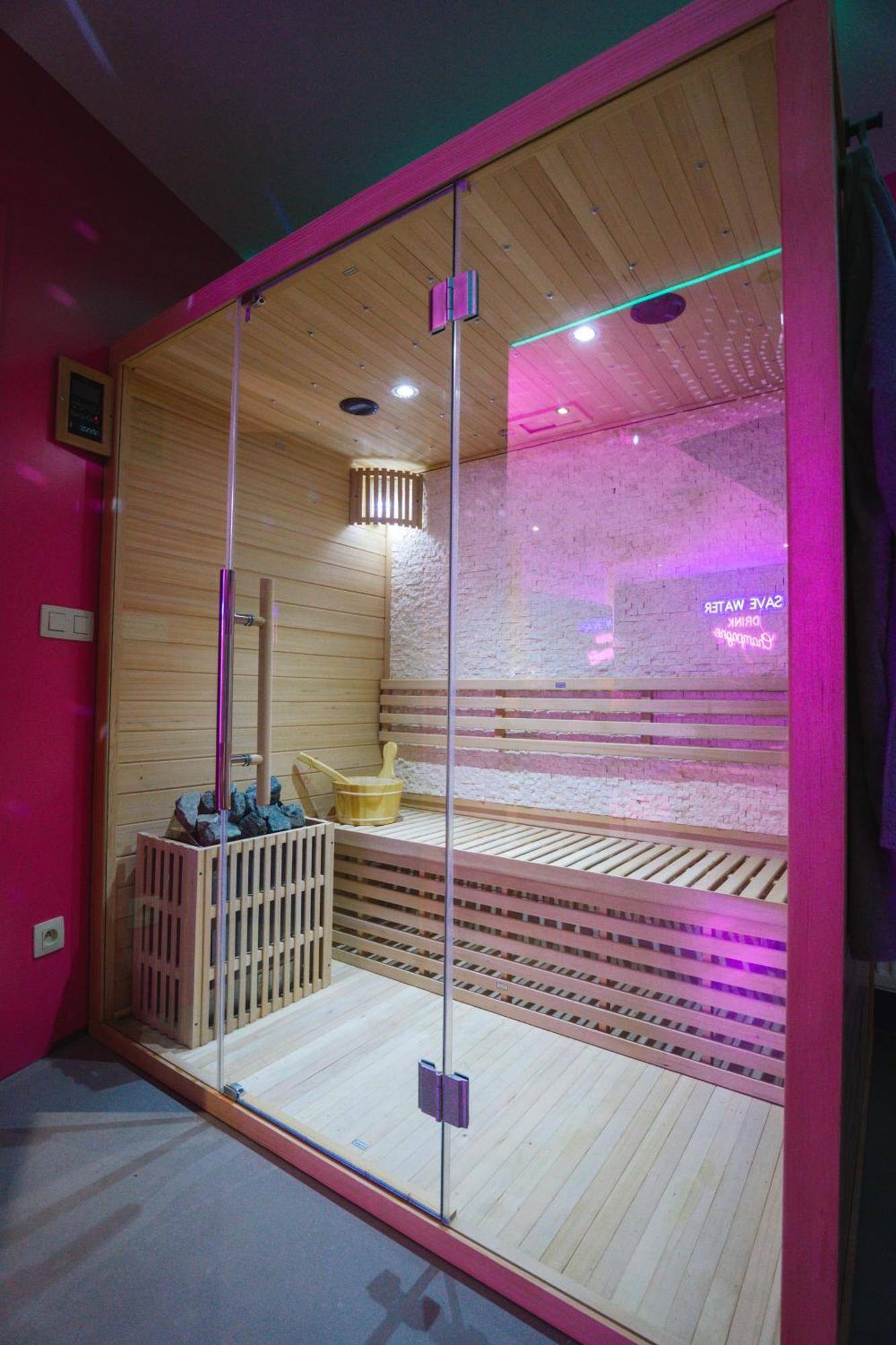 Capsule Boogie-Woogie - Jacuzzi - Sauna - Billard - Jeux - Ecran Geant - Filet Suspendu - Netflix La Louviere Exterior photo
